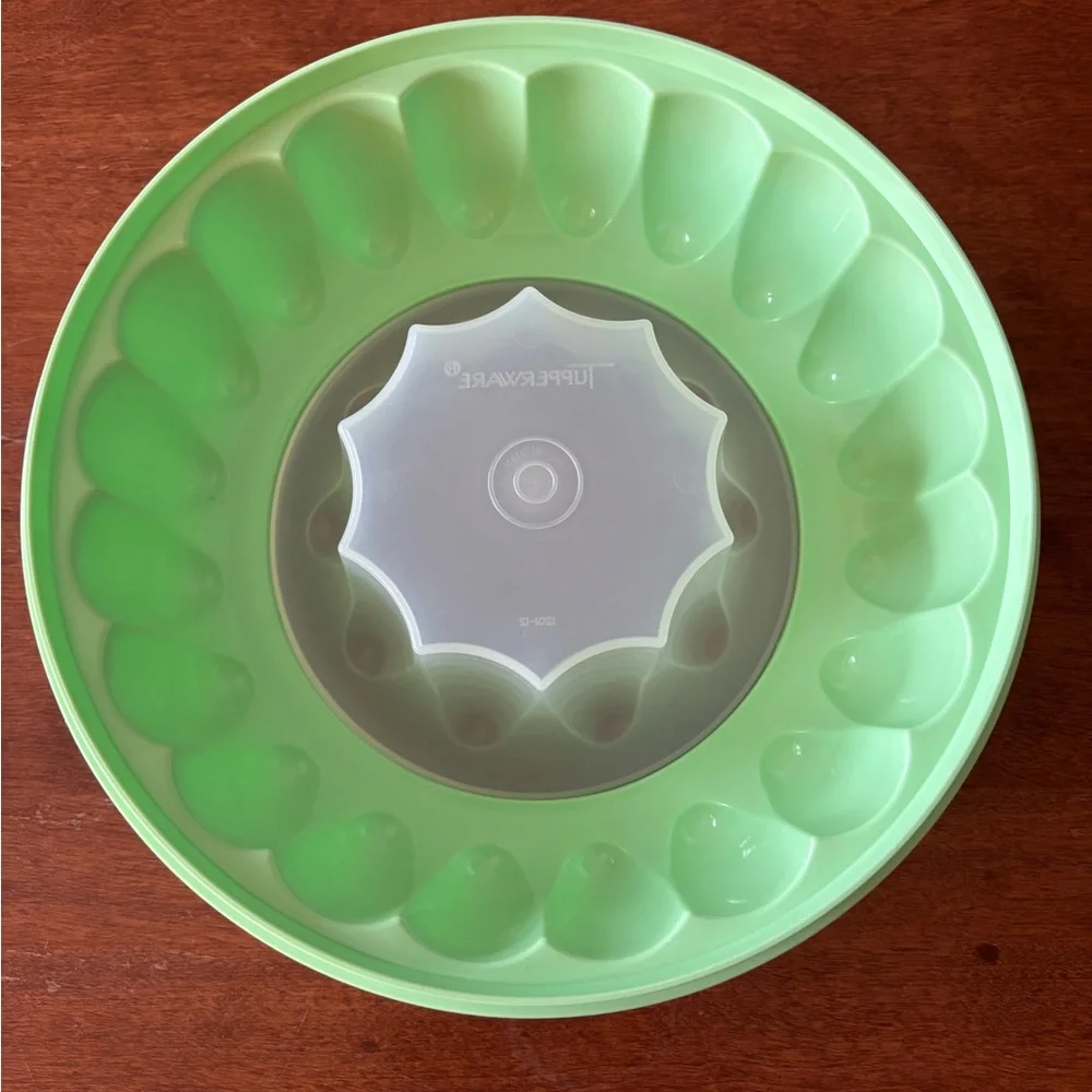 Tupperware Jel-Ring Mold. NWOT